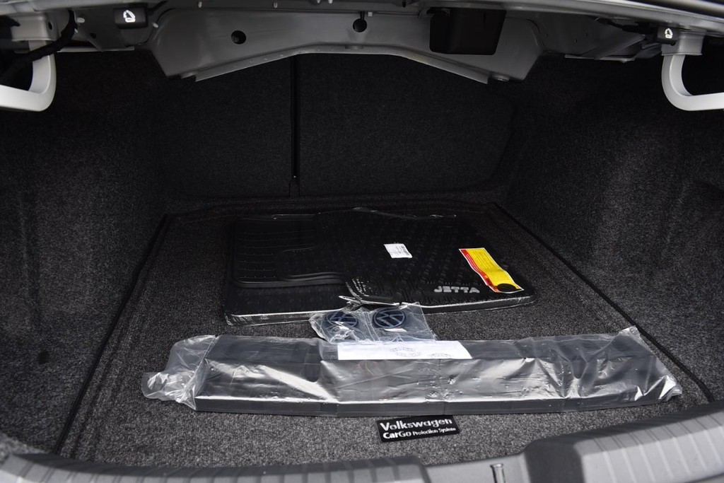 Volkswagen Jetta Vehicle Full-screen Gallery Image 23