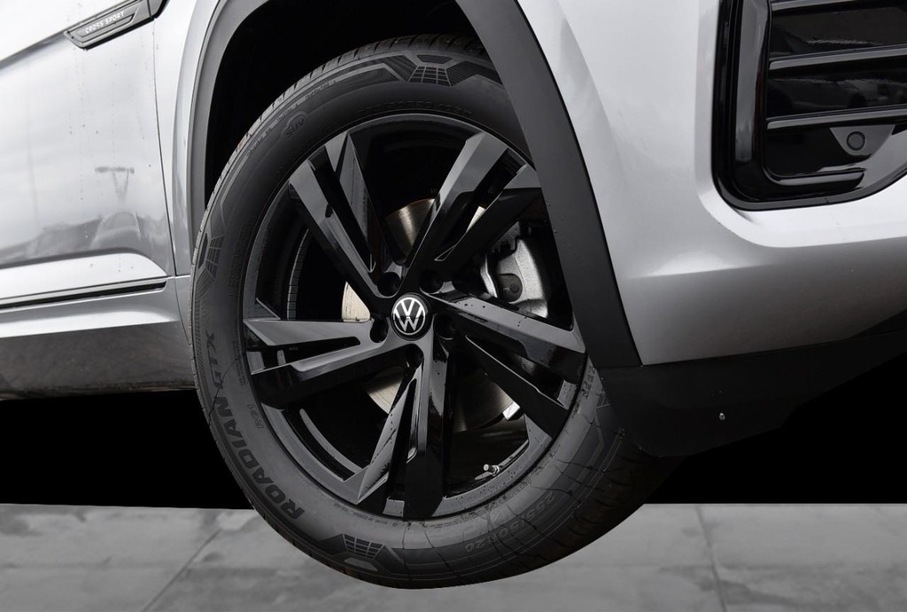 Volkswagen Atlas Cross Sport Vehicle Full-screen Gallery Image 3