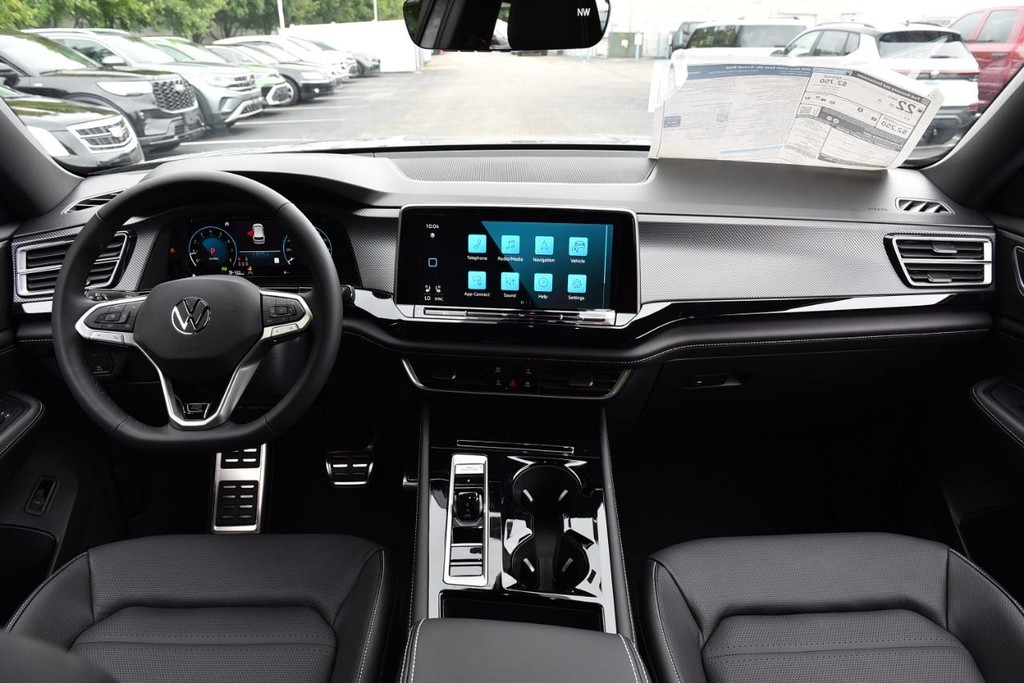 Volkswagen Atlas Cross Sport Vehicle Full-screen Gallery Image 7
