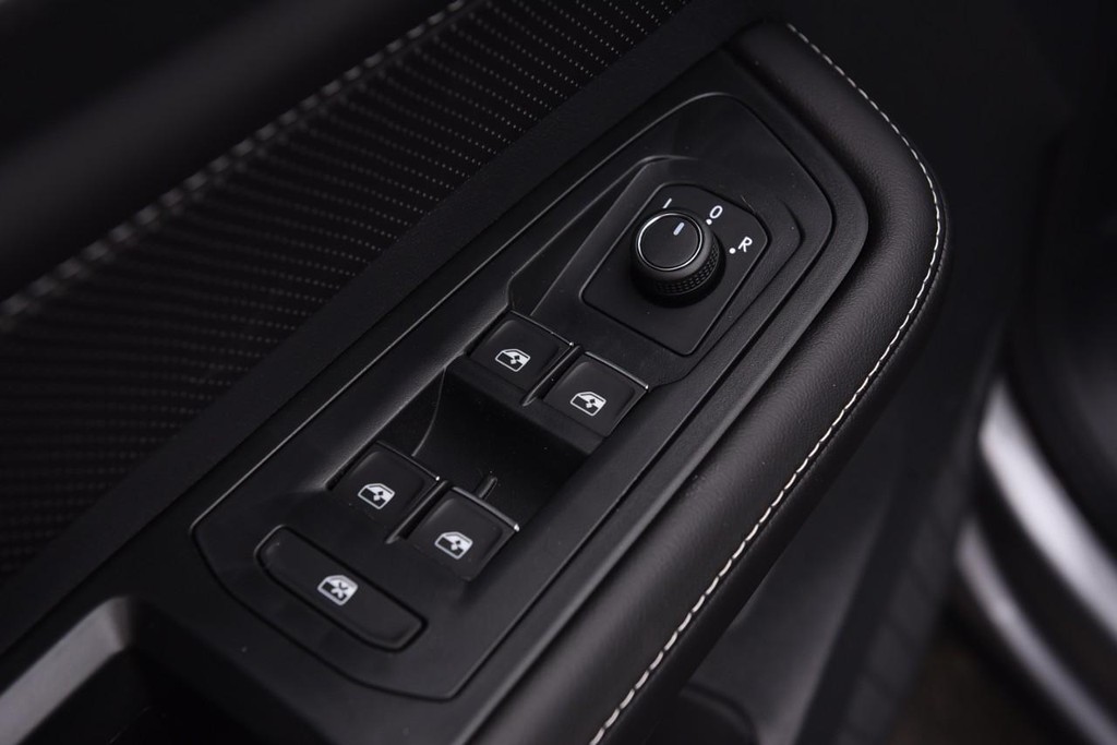 Volkswagen Atlas Cross Sport Vehicle Full-screen Gallery Image 8