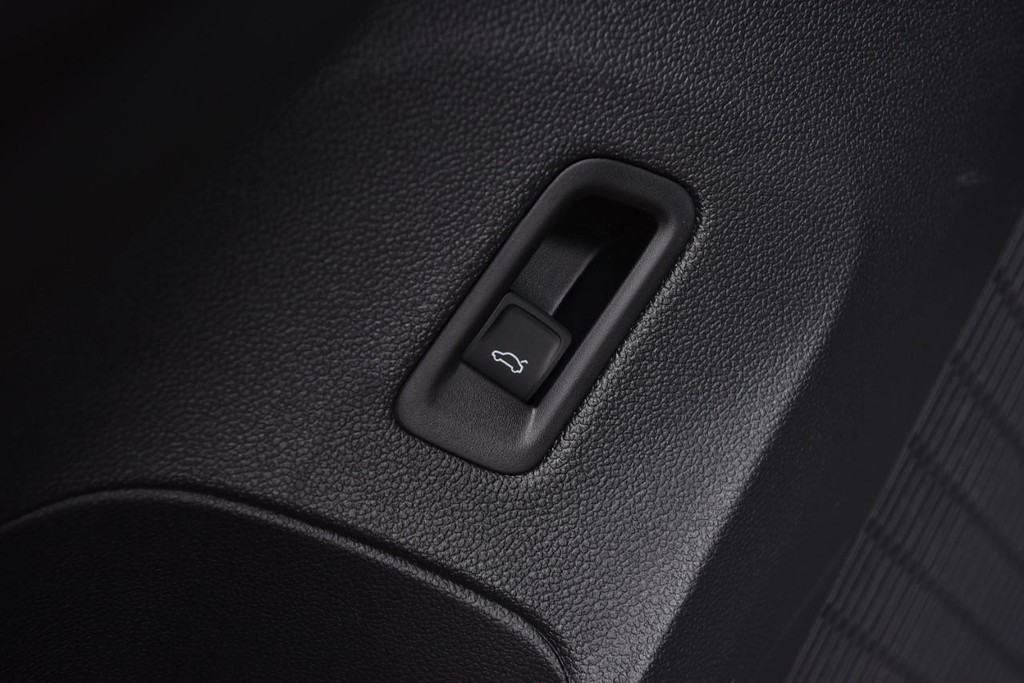 Volkswagen Atlas Cross Sport Vehicle Full-screen Gallery Image 9