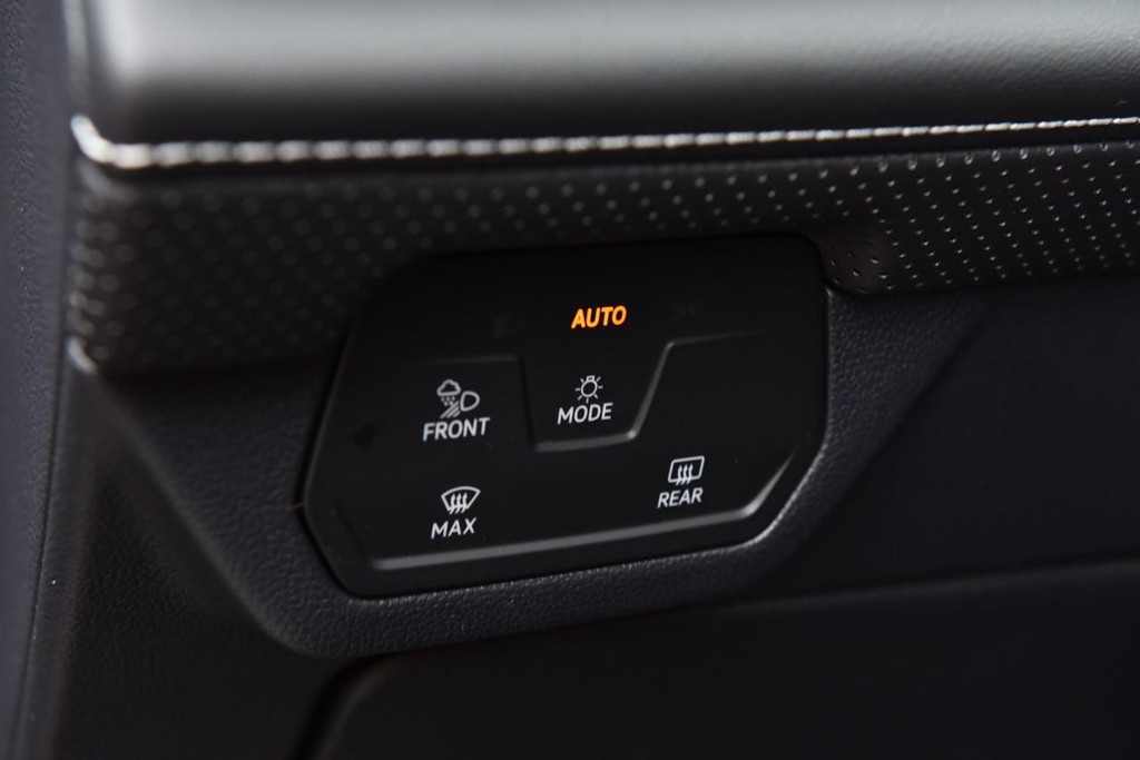 Volkswagen Atlas Cross Sport Vehicle Full-screen Gallery Image 11