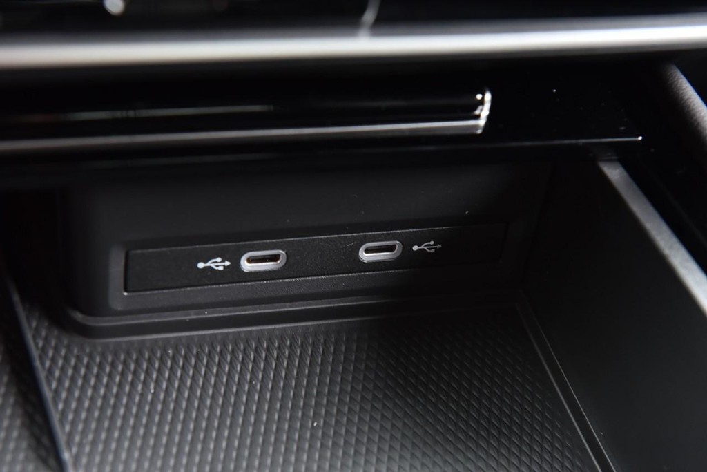 Volkswagen Atlas Cross Sport Vehicle Full-screen Gallery Image 16