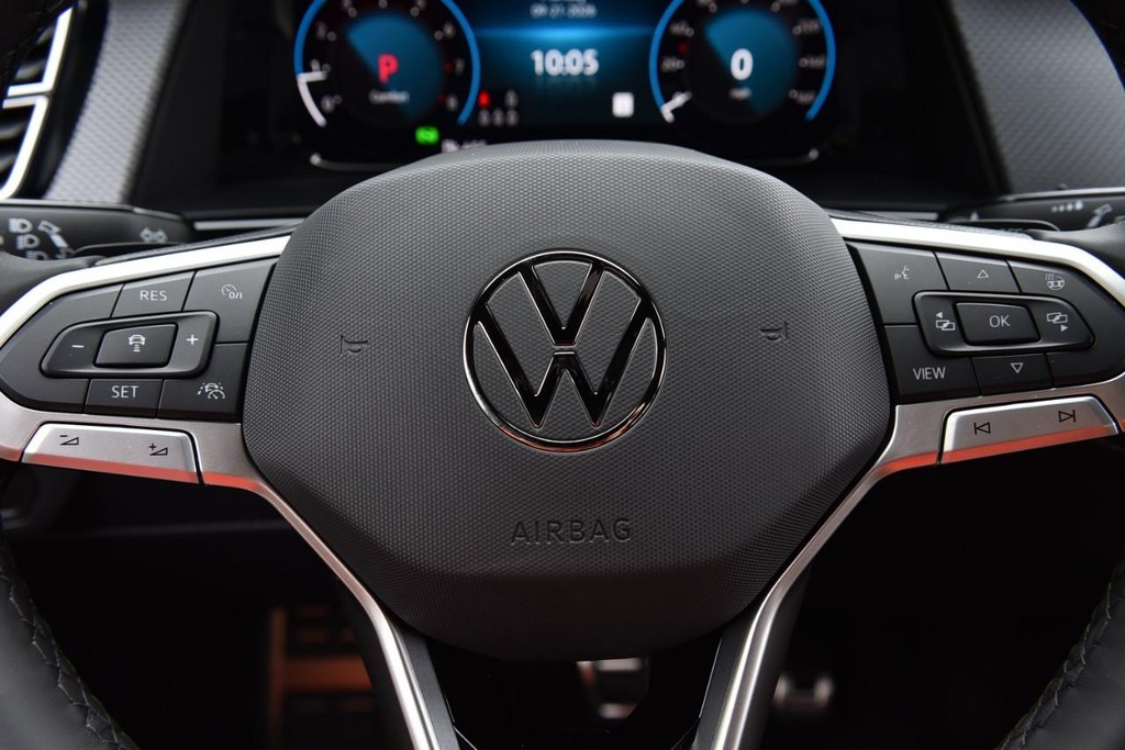Volkswagen Atlas Cross Sport Vehicle Full-screen Gallery Image 18