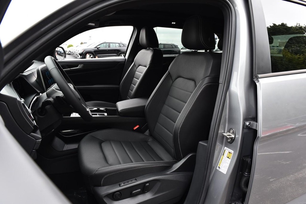 Volkswagen Atlas Cross Sport Vehicle Full-screen Gallery Image 19