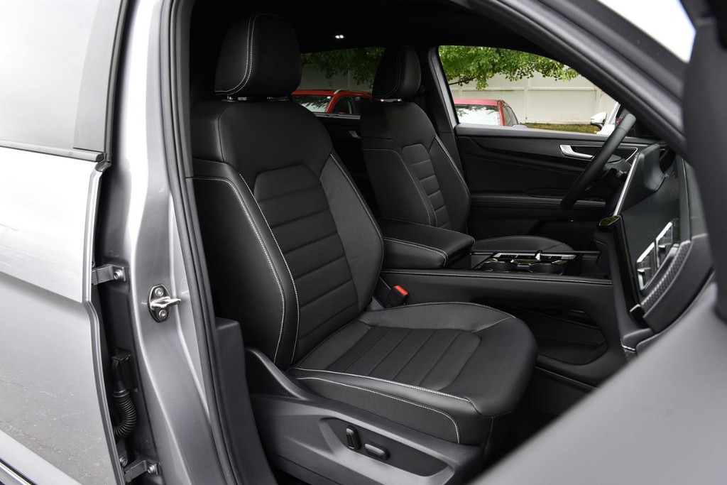 Volkswagen Atlas Cross Sport Vehicle Full-screen Gallery Image 20