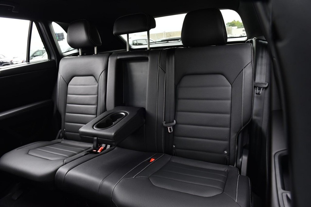 Volkswagen Atlas Cross Sport Vehicle Full-screen Gallery Image 22
