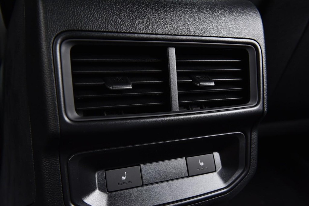 Volkswagen Atlas Cross Sport Vehicle Full-screen Gallery Image 23
