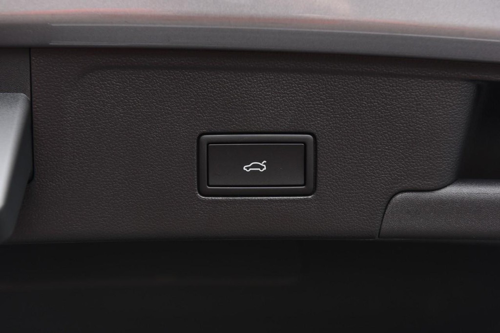 Volkswagen Atlas Cross Sport Vehicle Full-screen Gallery Image 26