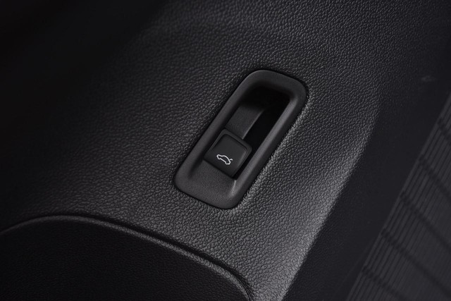 Volkswagen Atlas Cross Sport Vehicle Image 09