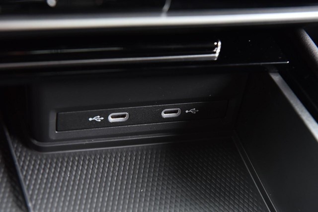 Volkswagen Atlas Cross Sport Vehicle Image 16