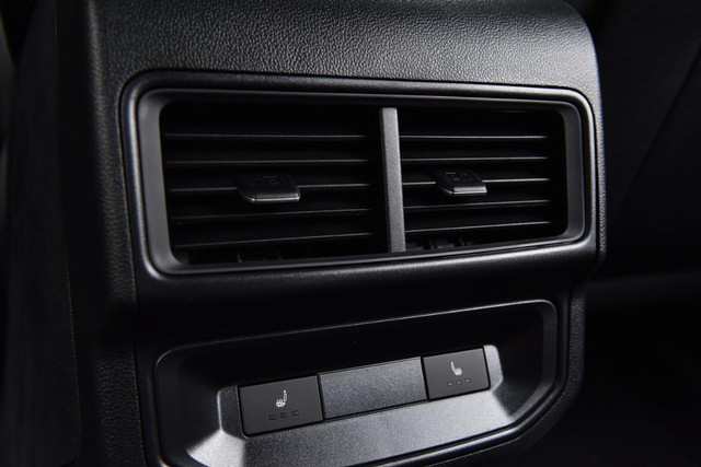 Volkswagen Atlas Cross Sport Vehicle Image 23