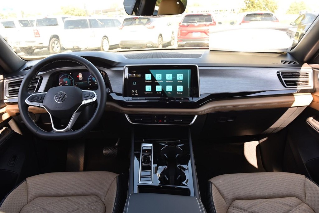 Volkswagen Atlas Cross Sport Vehicle Full-screen Gallery Image 7