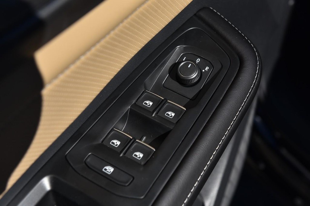 Volkswagen Atlas Cross Sport Vehicle Full-screen Gallery Image 8