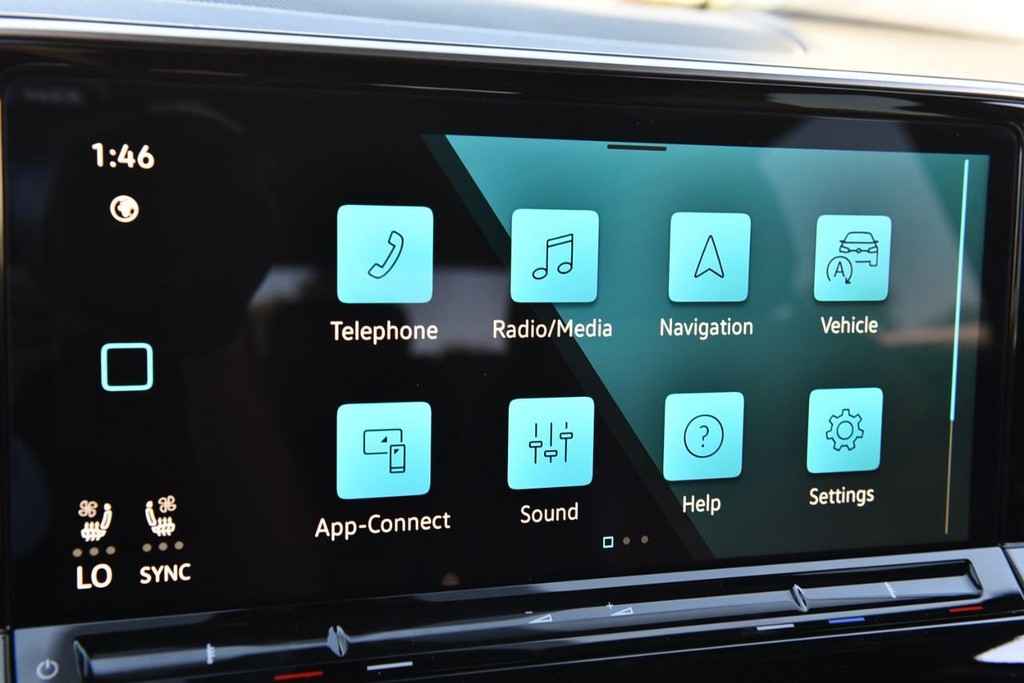 Volkswagen Atlas Cross Sport Vehicle Full-screen Gallery Image 14