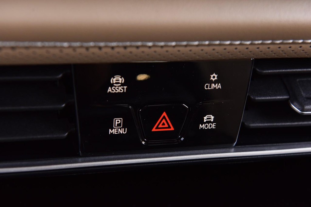Volkswagen Atlas Cross Sport Vehicle Full-screen Gallery Image 15