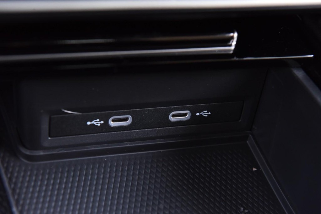 Volkswagen Atlas Cross Sport Vehicle Full-screen Gallery Image 16