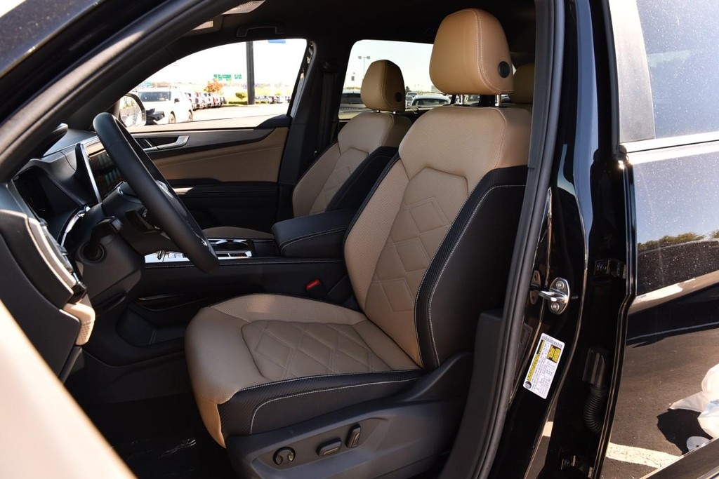 Volkswagen Atlas Cross Sport Vehicle Full-screen Gallery Image 19