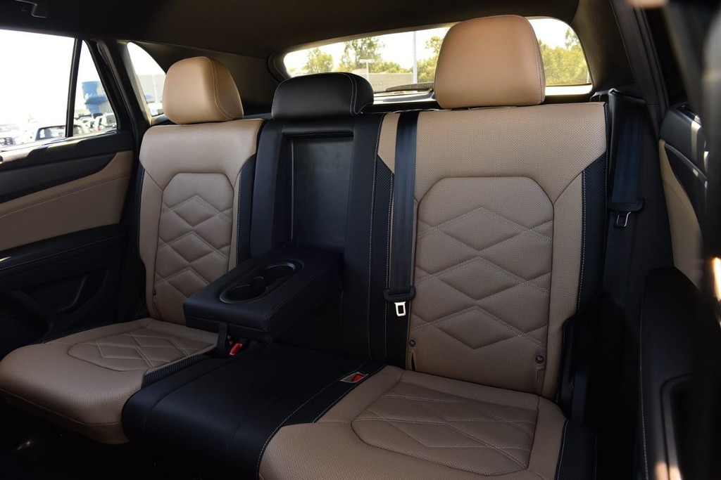 Volkswagen Atlas Cross Sport Vehicle Full-screen Gallery Image 21