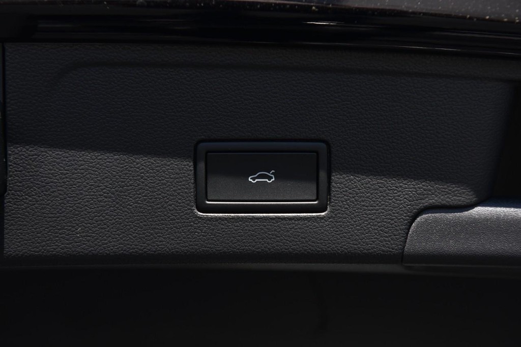Volkswagen Atlas Cross Sport Vehicle Full-screen Gallery Image 25