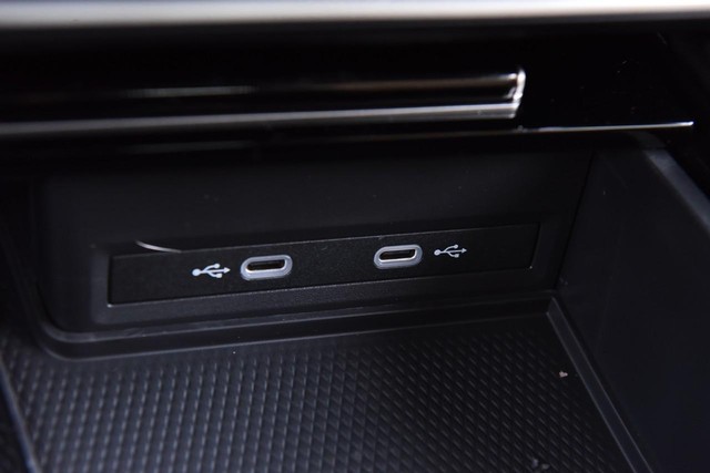 Volkswagen Atlas Cross Sport Vehicle Image 16