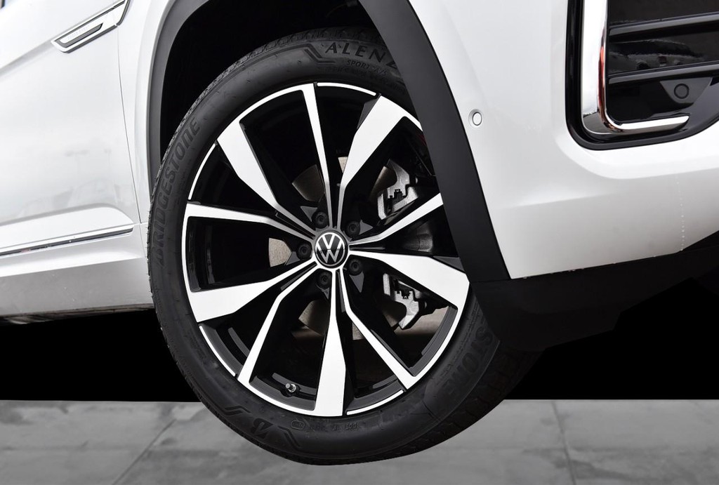 Volkswagen Atlas Cross Sport Vehicle Full-screen Gallery Image 3