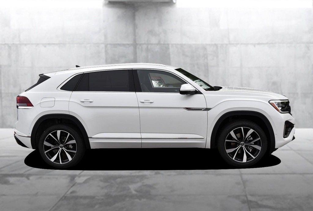Volkswagen Atlas Cross Sport Vehicle Full-screen Gallery Image 5