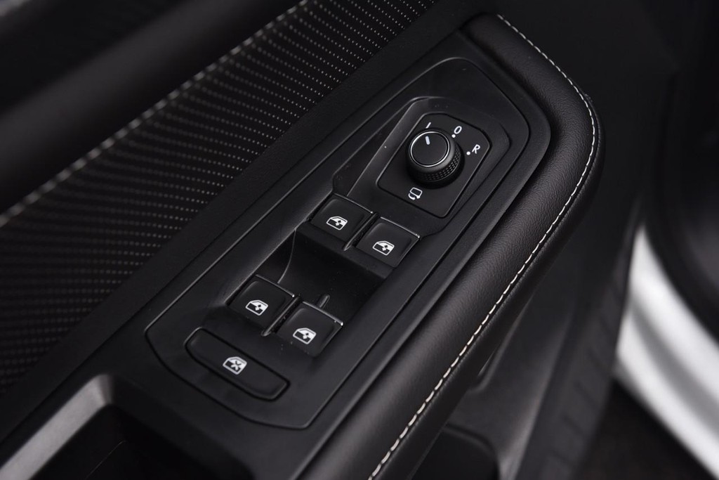 Volkswagen Atlas Cross Sport Vehicle Full-screen Gallery Image 8