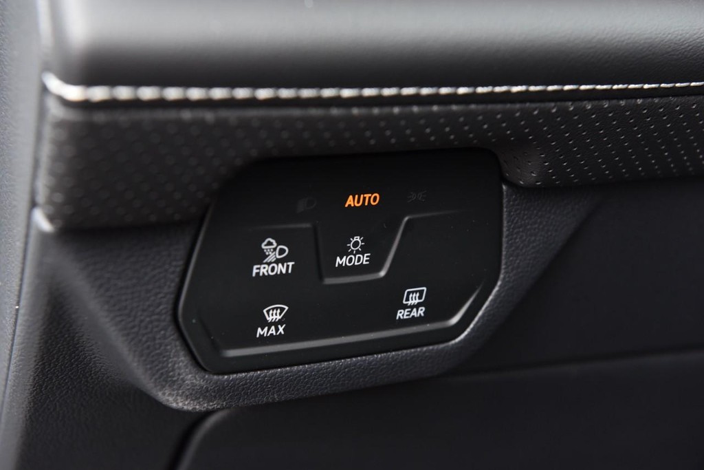 Volkswagen Atlas Cross Sport Vehicle Full-screen Gallery Image 11