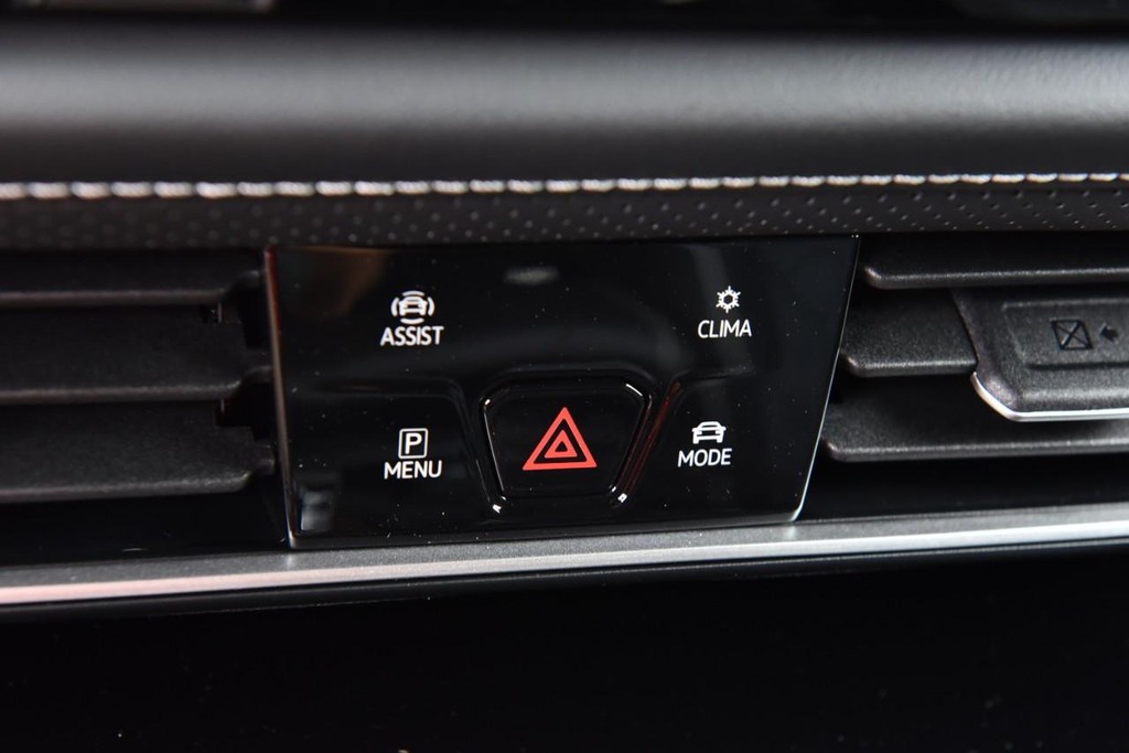Volkswagen Atlas Cross Sport Vehicle Full-screen Gallery Image 15