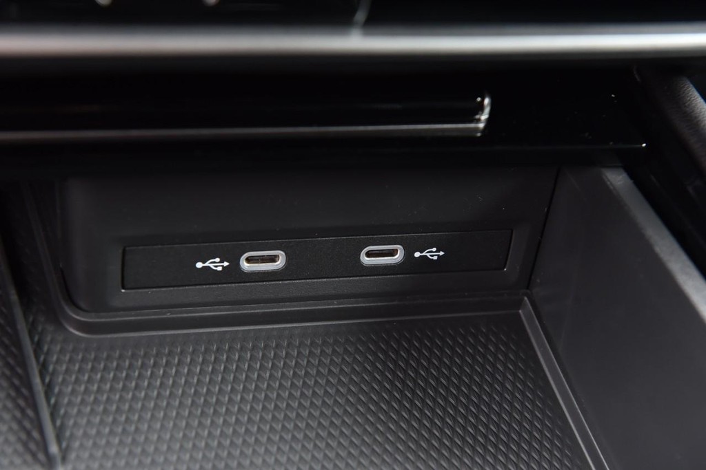 Volkswagen Atlas Cross Sport Vehicle Full-screen Gallery Image 16