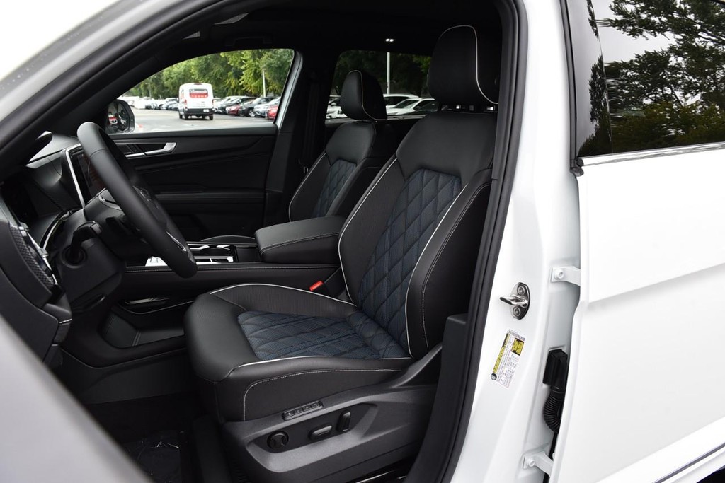 Volkswagen Atlas Cross Sport Vehicle Full-screen Gallery Image 19