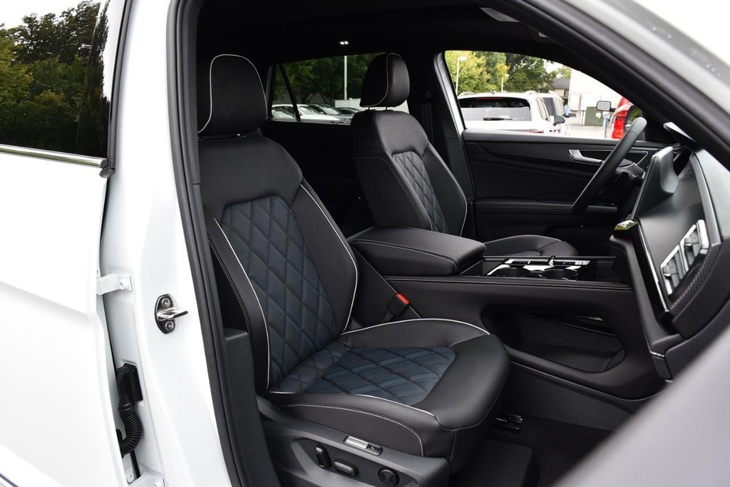 Volkswagen Atlas Cross Sport Vehicle Full-screen Gallery Image 20