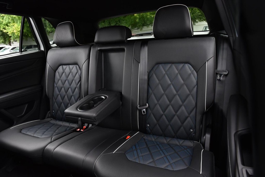 Volkswagen Atlas Cross Sport Vehicle Full-screen Gallery Image 22