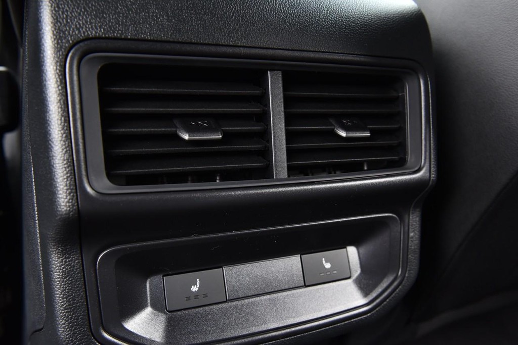 Volkswagen Atlas Cross Sport Vehicle Full-screen Gallery Image 23