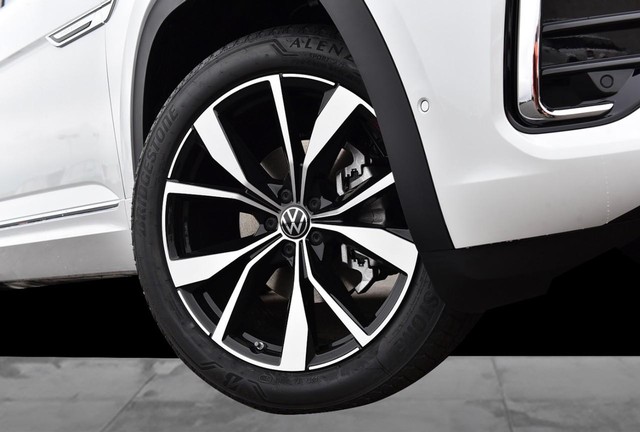 Volkswagen Atlas Cross Sport Vehicle Image 03