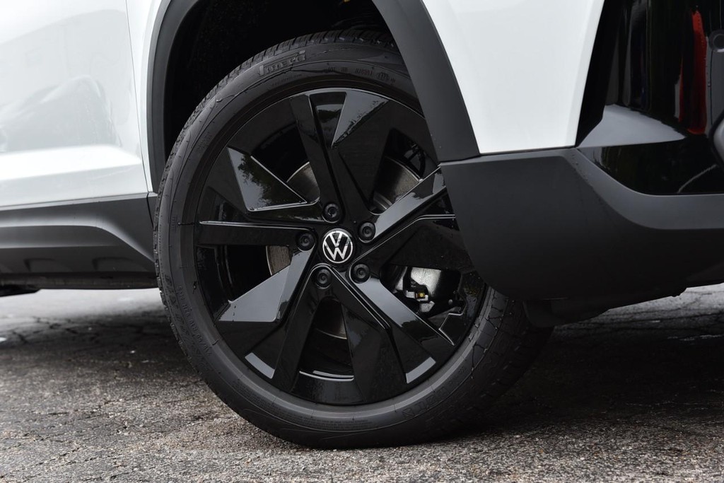 Volkswagen Taos Vehicle Full-screen Gallery Image 3