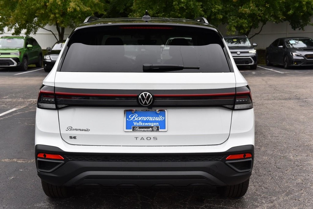 Volkswagen Taos Vehicle Full-screen Gallery Image 6