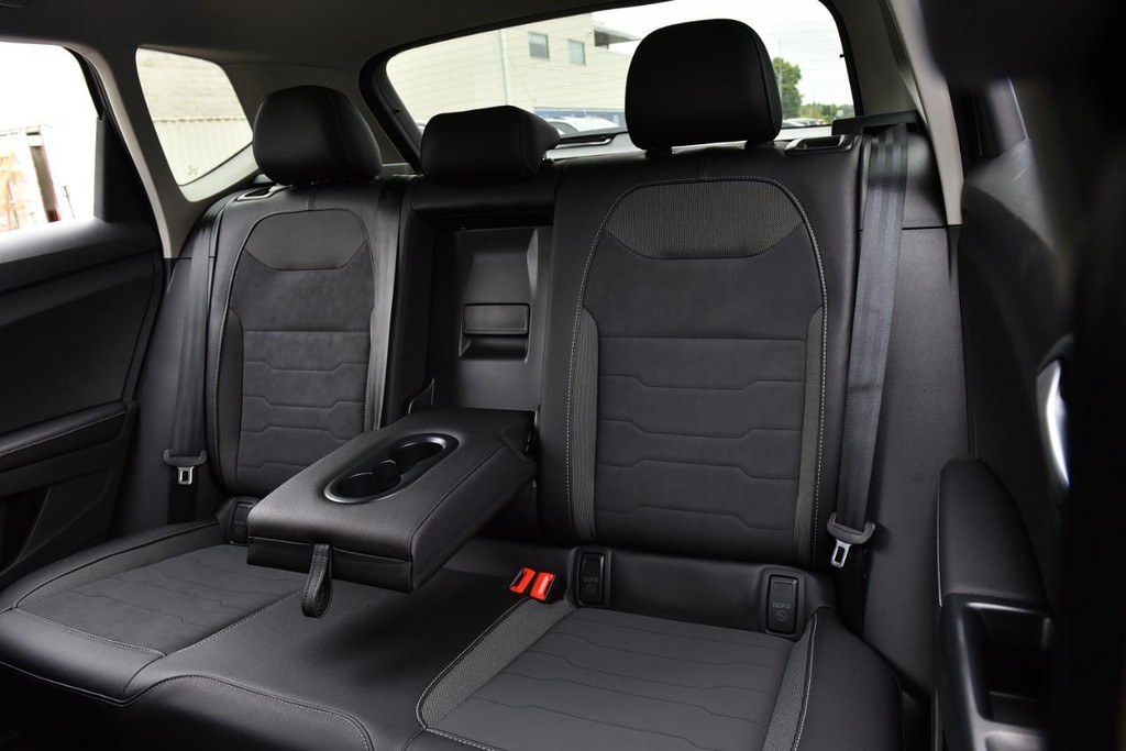 Volkswagen Taos Vehicle Full-screen Gallery Image 21
