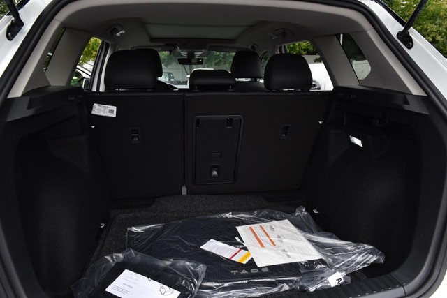 Volkswagen Taos Vehicle Image 24