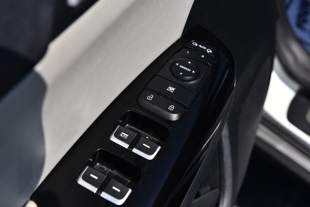 Kia Sportage Vehicle Full-screen Gallery Image 8
