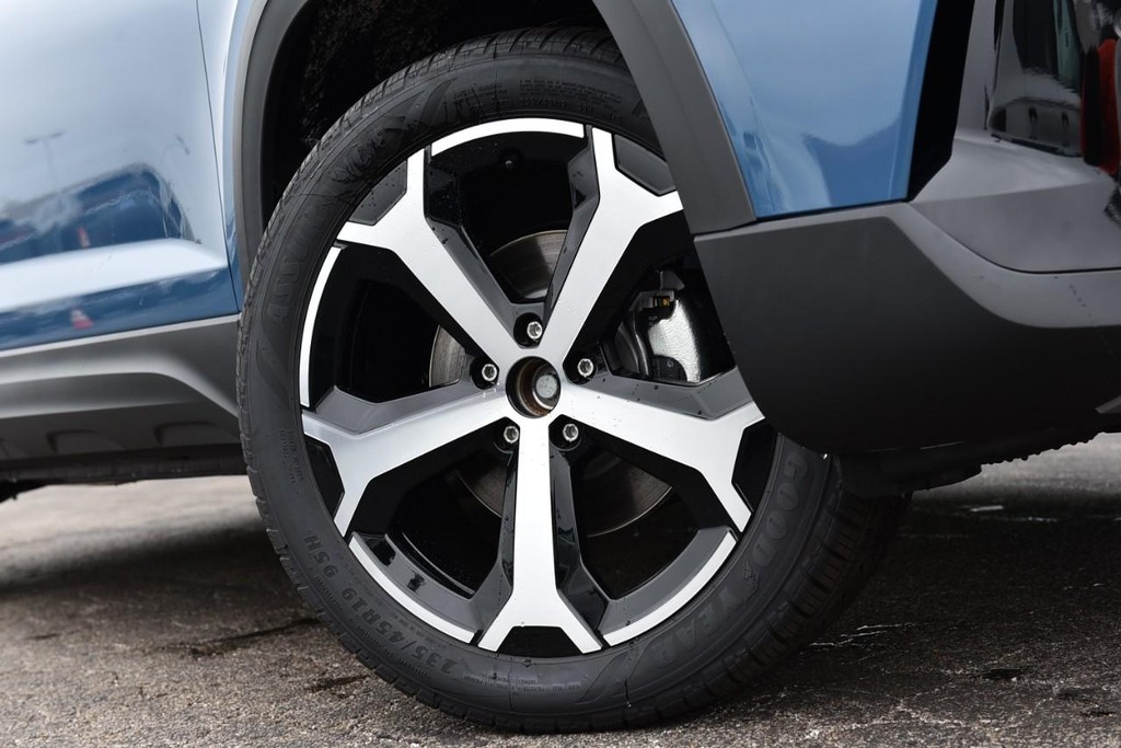 Volkswagen Taos Vehicle Full-screen Gallery Image 3