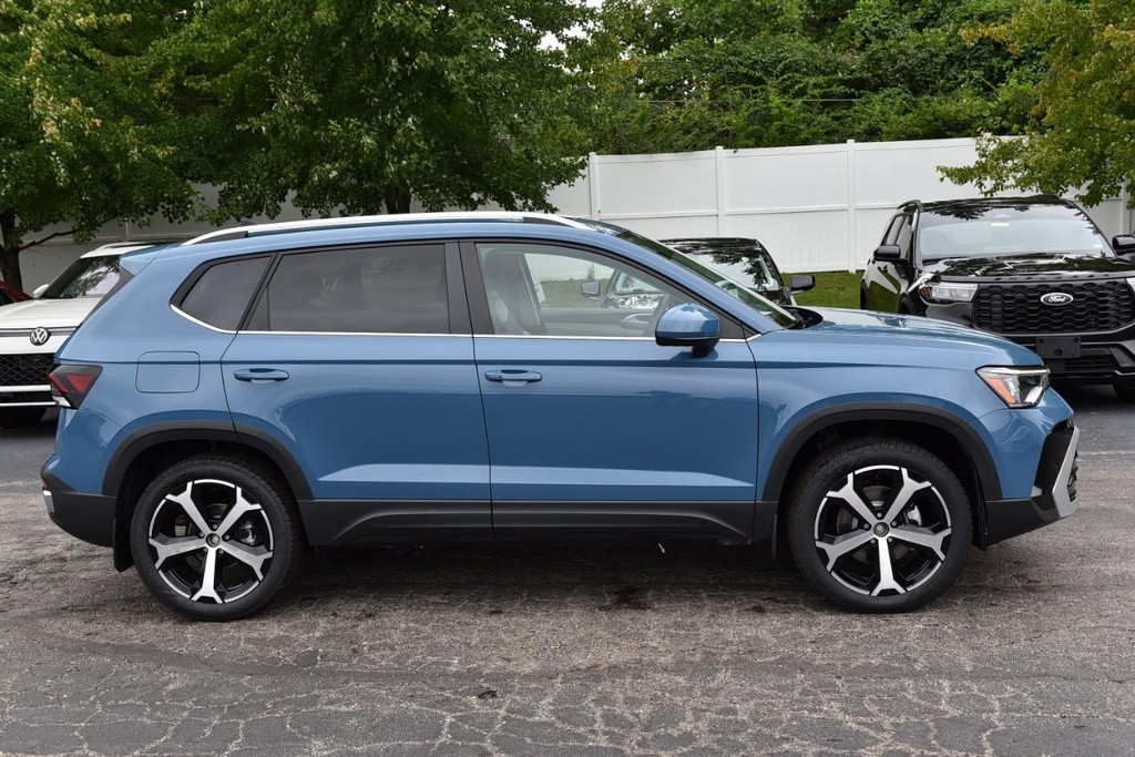 Volkswagen Taos Vehicle Full-screen Gallery Image 5