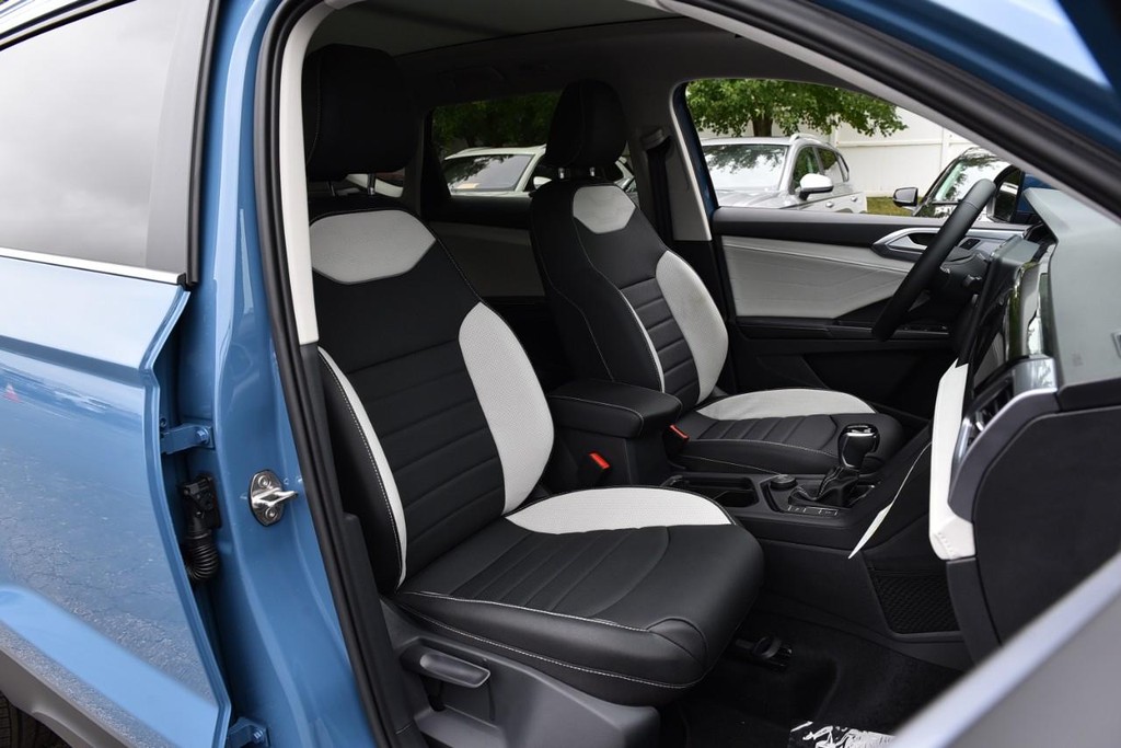 Volkswagen Taos Vehicle Full-screen Gallery Image 20