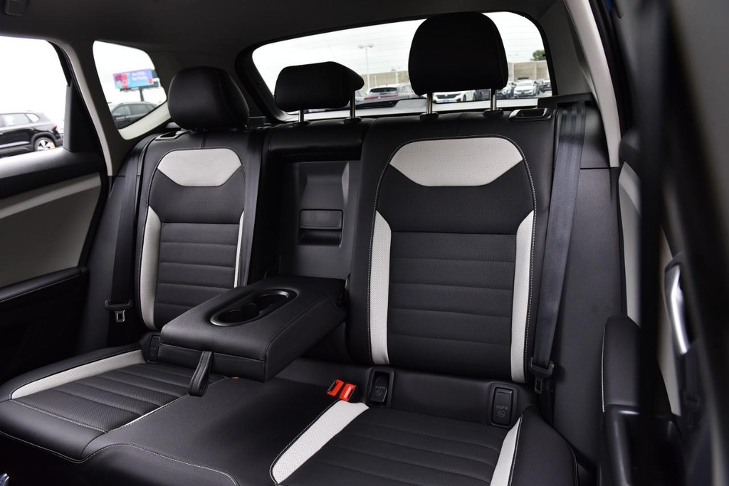 Volkswagen Taos Vehicle Full-screen Gallery Image 22