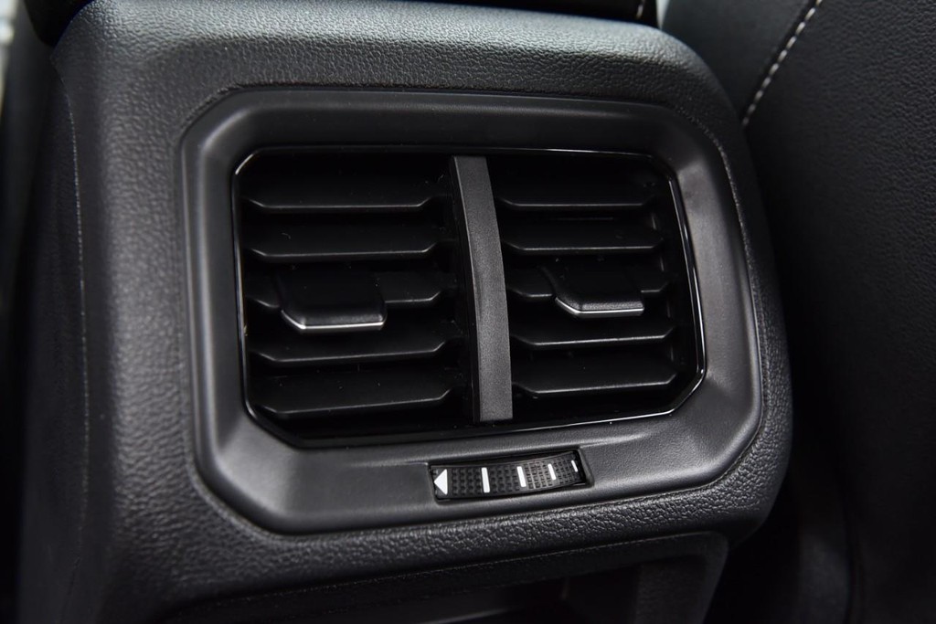 Volkswagen Taos Vehicle Full-screen Gallery Image 23