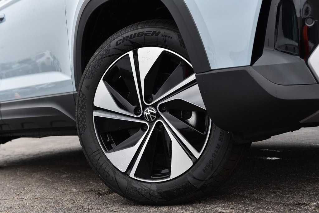 Volkswagen Taos Vehicle Full-screen Gallery Image 3
