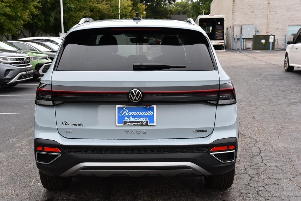 Volkswagen Taos Vehicle Full-screen Gallery Image 6