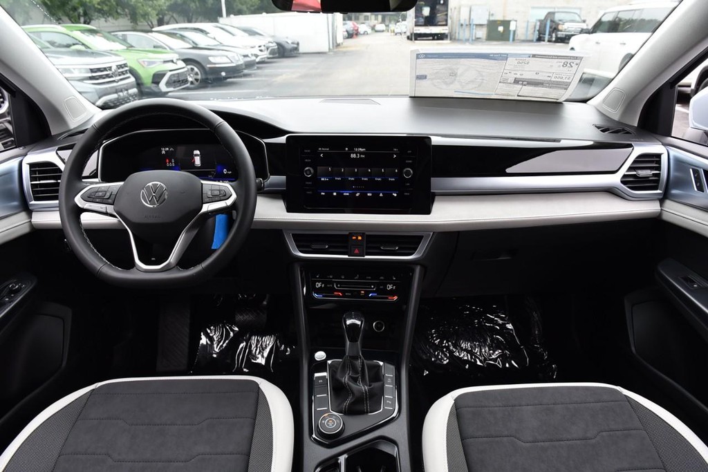Volkswagen Taos Vehicle Full-screen Gallery Image 7