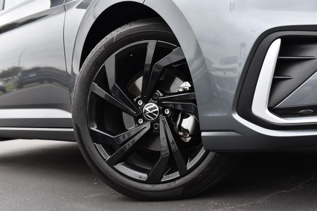 Volkswagen Jetta Vehicle Full-screen Gallery Image 3